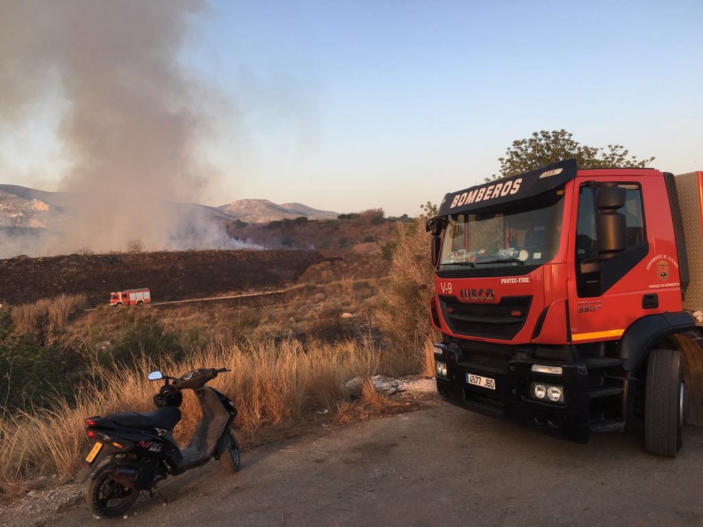 Los bomberos se ocupan de la extinción del fuego