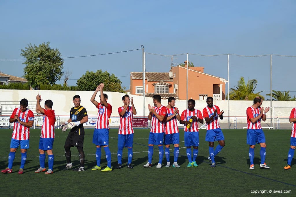 Jugadores del CD Jávea saludando