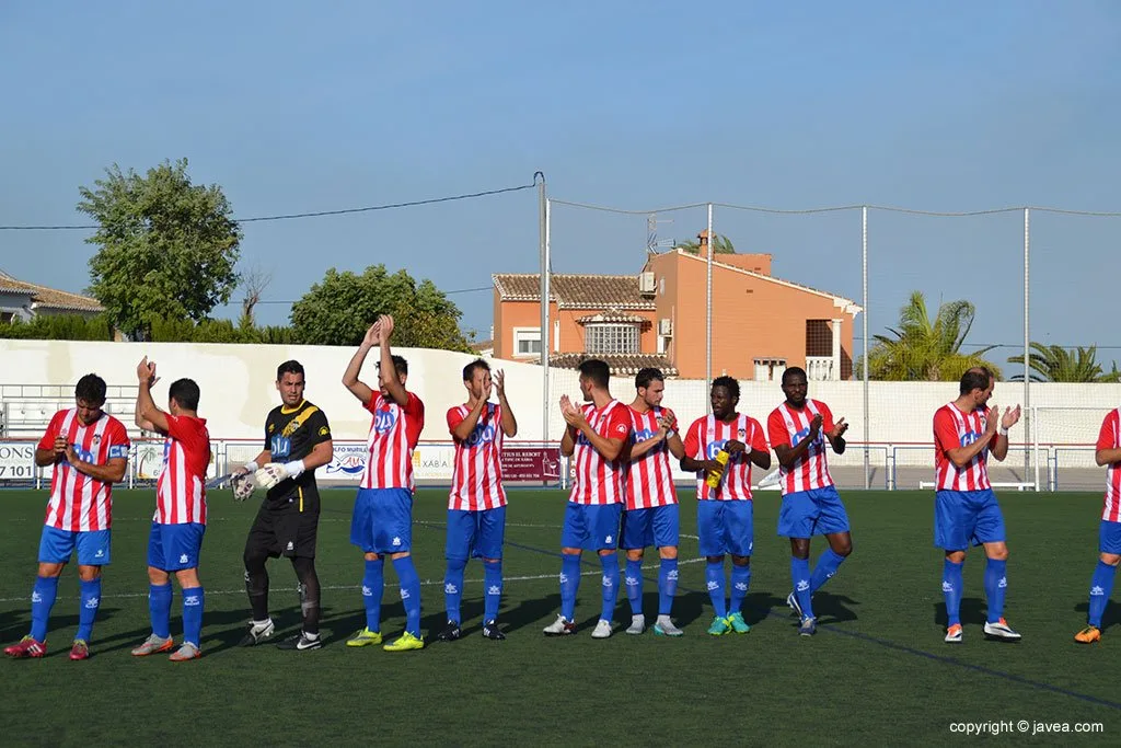 Jugadores del CD Jávea saludando