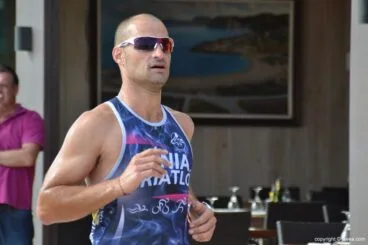 Marcelo Moreno corriendo