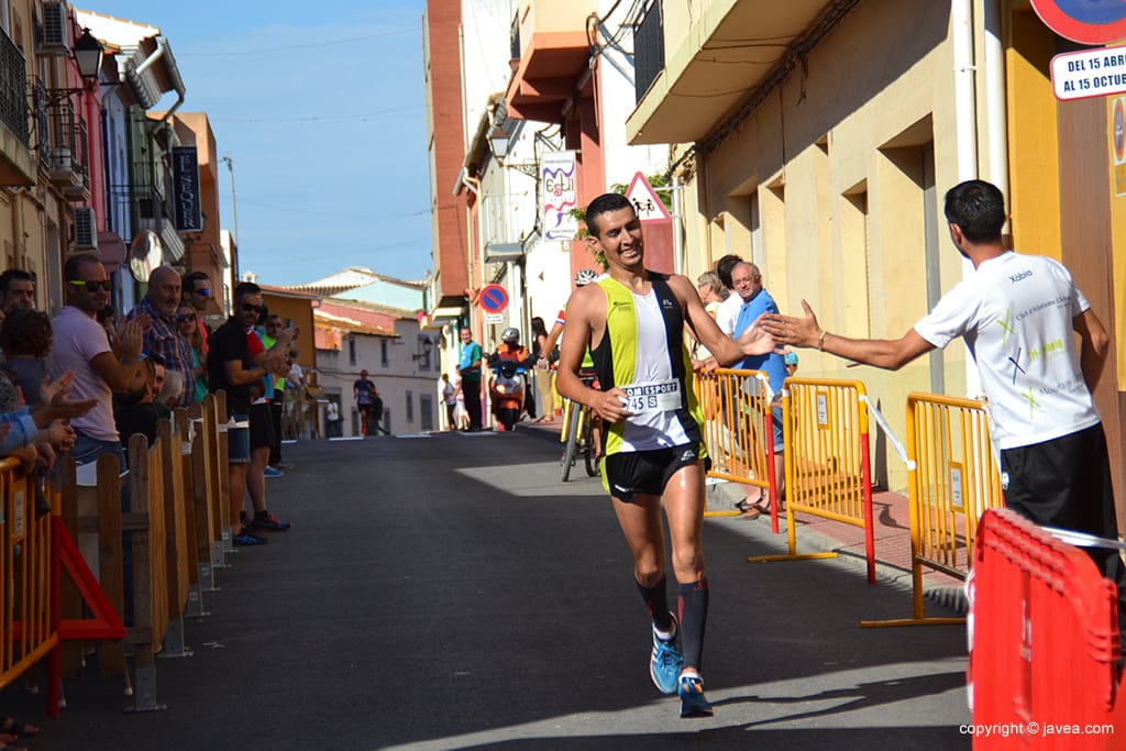 Moha Younes entrando en meta