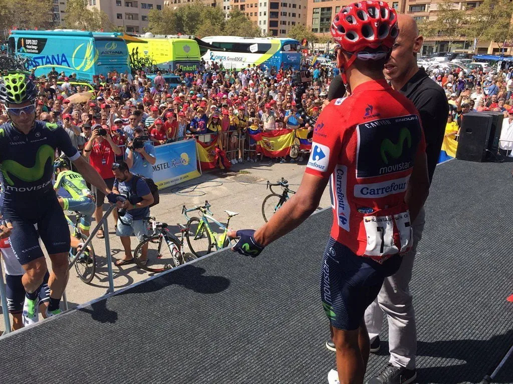 Nairo Quintana saludando al público
