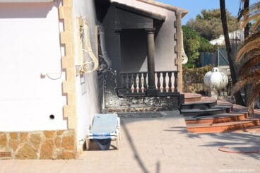 Entrada de la casa quemada