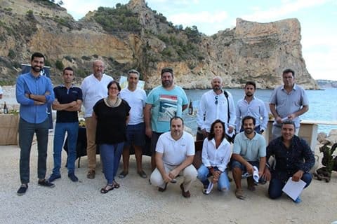 El grupo de participantes junto al jurado