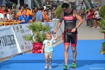 Sergio Torres con su hijo entrando en meta