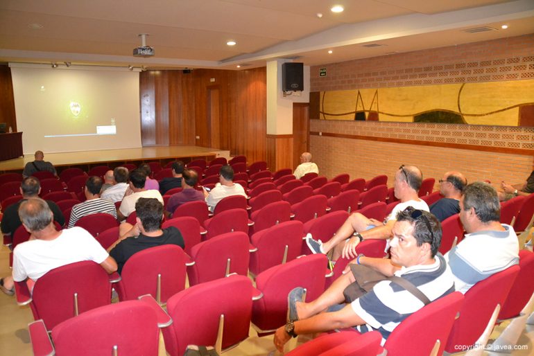 Socios asistentes a una asamblea del CD Jávea