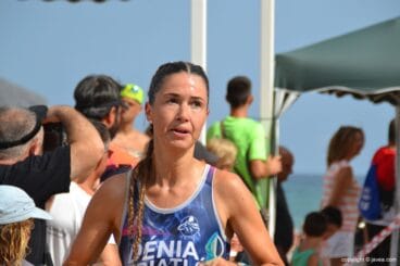 Triatleta del Dénia Triatló saliendo del mar