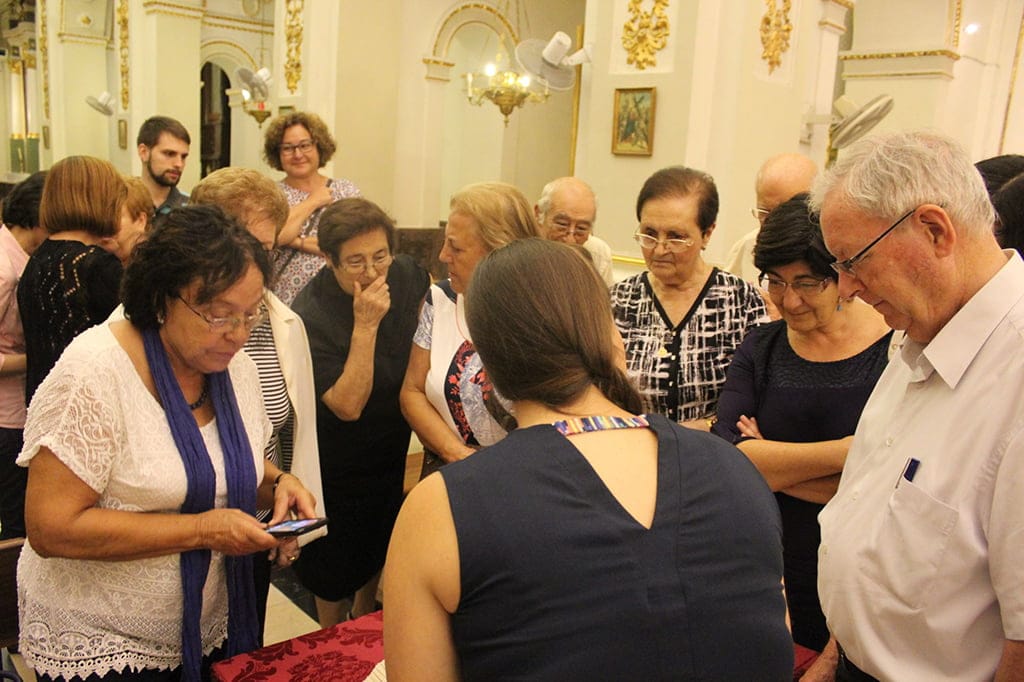 Los vecinos se acercaron a ver el misal restaurado