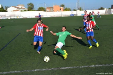 Agulló pugnando un balón