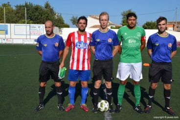 Aldo y Vega capitantes con el trío arbitral