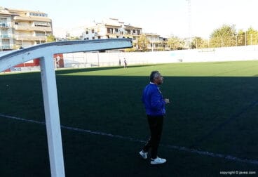 Antonio Villaescusa dirigiendo a su equipo