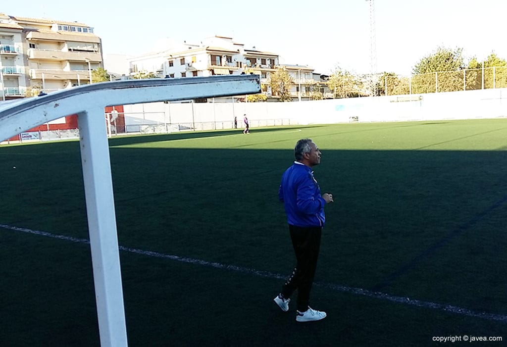 Antonio Villaescusa dirigiendo a su equipo