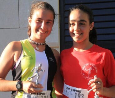 Atleta del CA Llebeig con su trofeo
