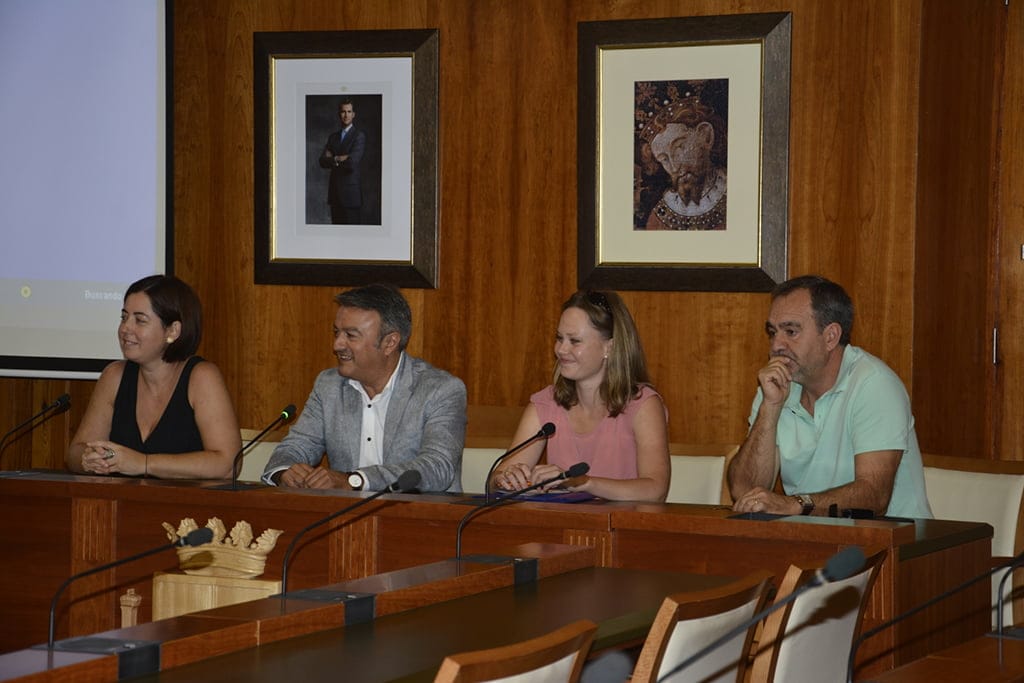 El alcalde, la concejala y los profesores del IES les dan la bienvenida