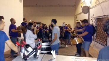 Batukada animando las calles de Duanes de la Mar