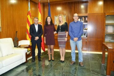 Chulvi y Colomer con la homenajeadas