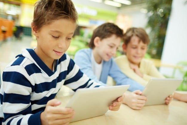 Colegiales con las nuevas tecnologías
