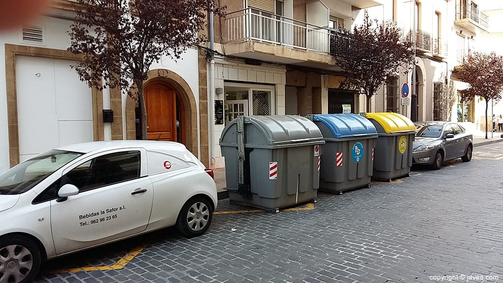 Contenedores en zona de carga y descarga