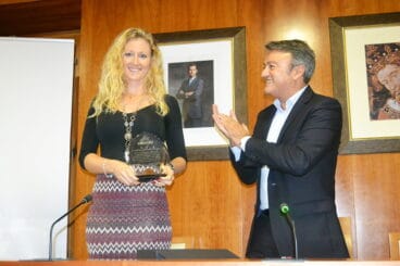 Cristina Roselló con su placa