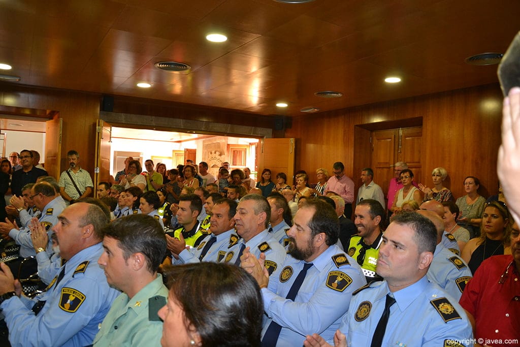 Los agentes en el salón de plenos del ayuntamiento