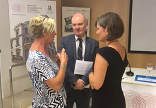 Doris Courcelles con Tim Hemmings y Sarah Jane Morris