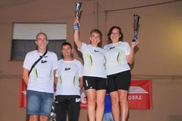 Dos atletas del CA Llebeig Xàbia con sus trofeos