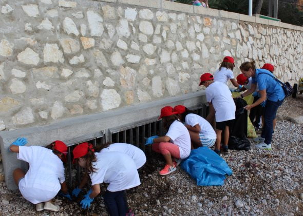 Escolares del Port Xàbia limpian la playa