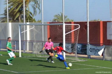 Faye tirando a portería