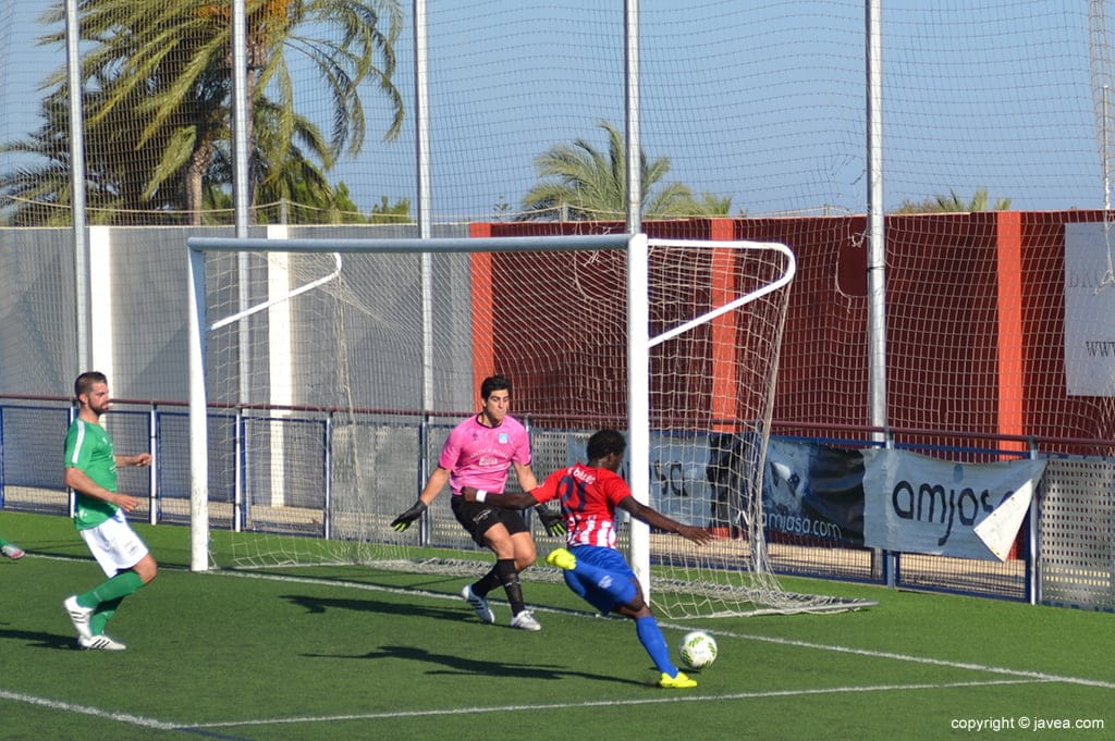 Faye tirando a portería