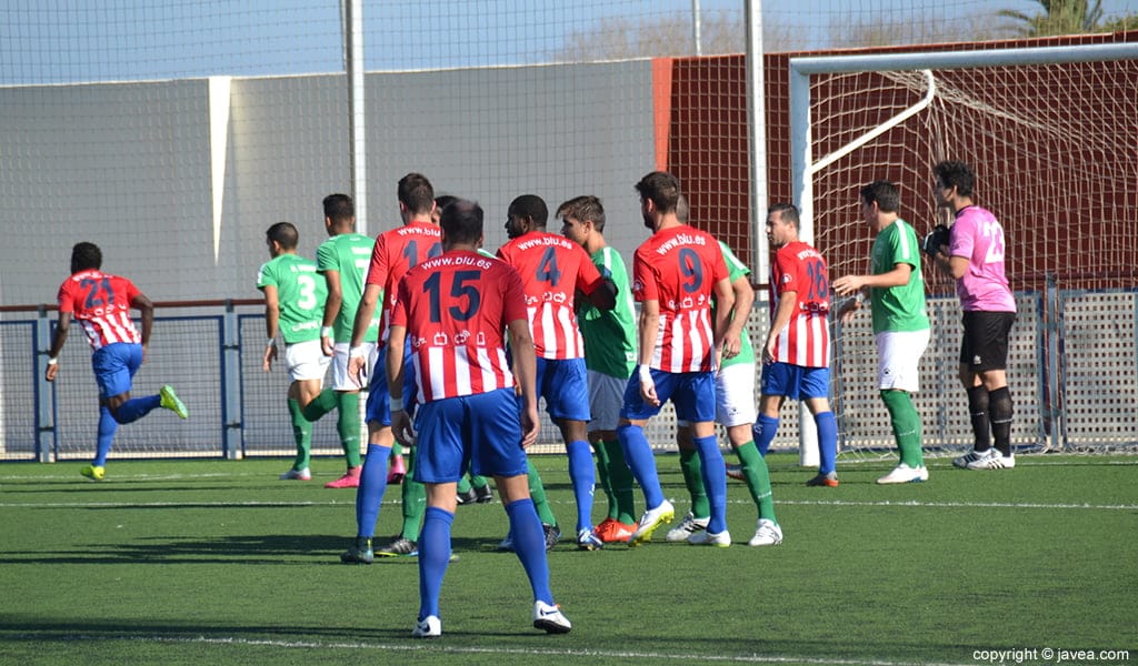 Jugadores del CD Jávea en busca de remate