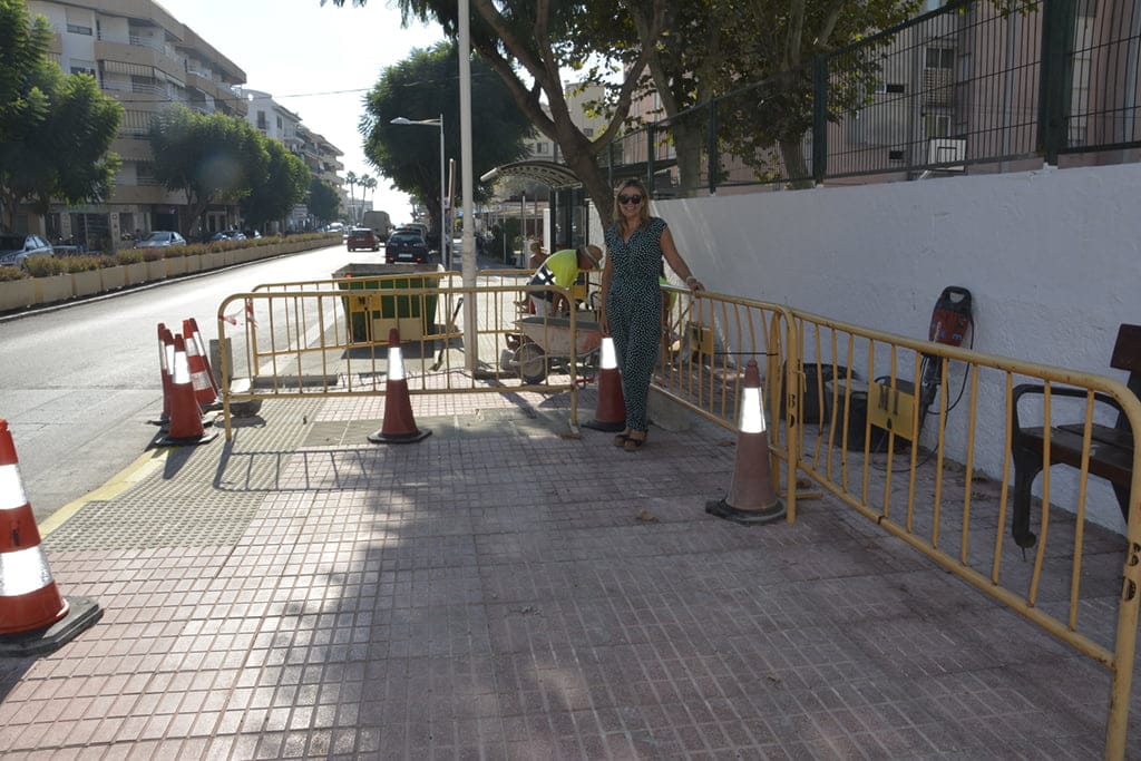 La edil Kika Mata vista las obras de mejora de la zona Puerto