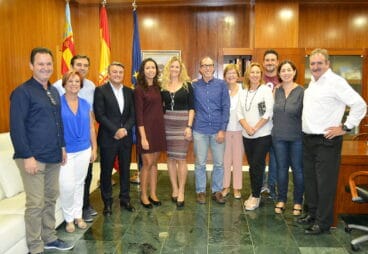 Las deportistas con parte de la corporación