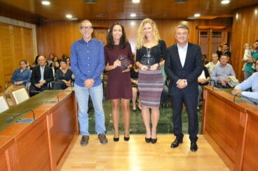 Las triatletas con sus placas