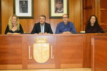 Las triatletas en el salón de plenos