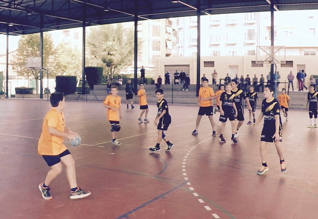 Los xabieros circunlando la pelota