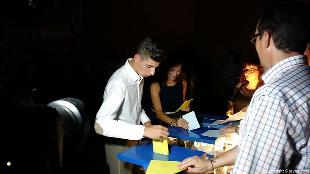Pareja de quintos votando