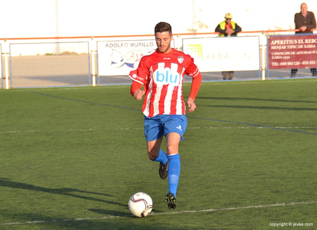 Pau golpeando el balón