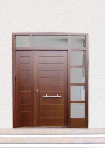 puerta-entrada-carpinteria-fusta-cedro-brasil-color-machiembrado-590×834
