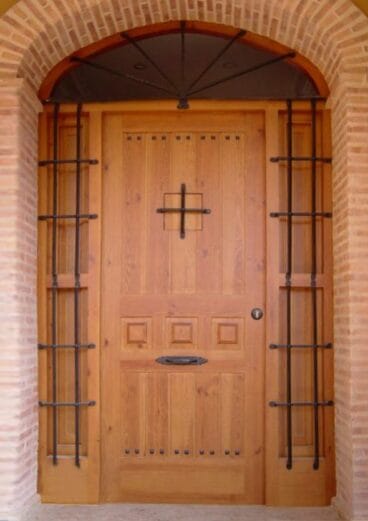 puerta-entrada-estilo-rustico-carpinteria-fusta-590×835