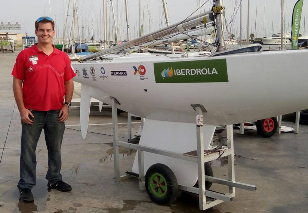 Rafael Andarias junto a su barco