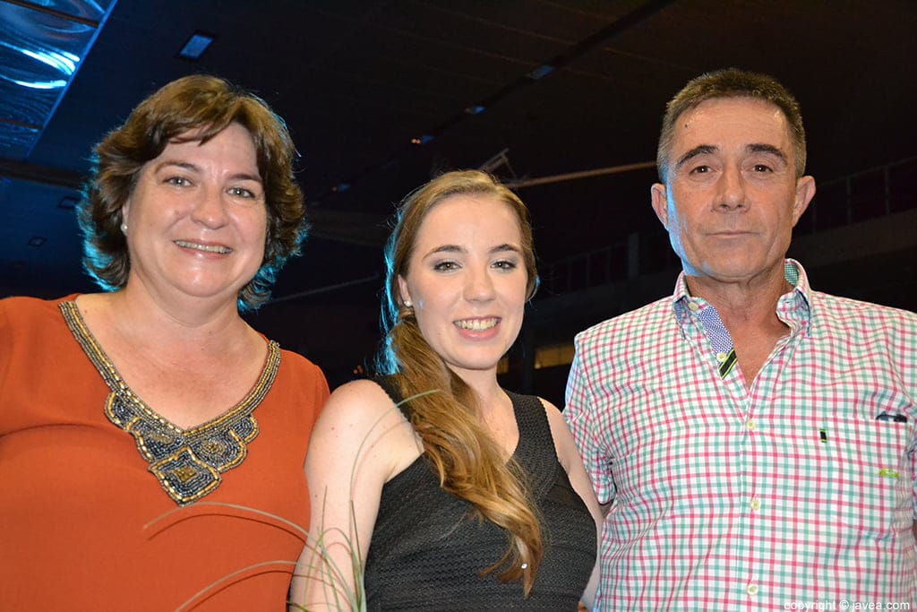 Belén Fliquete junto a sus padres