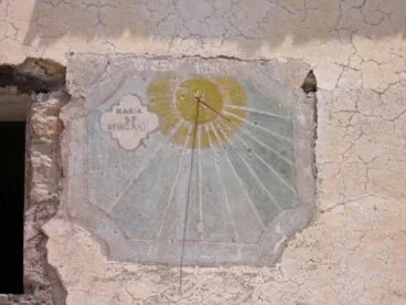 Reloj de sol ubicado en la fachada de Casa Benigalip