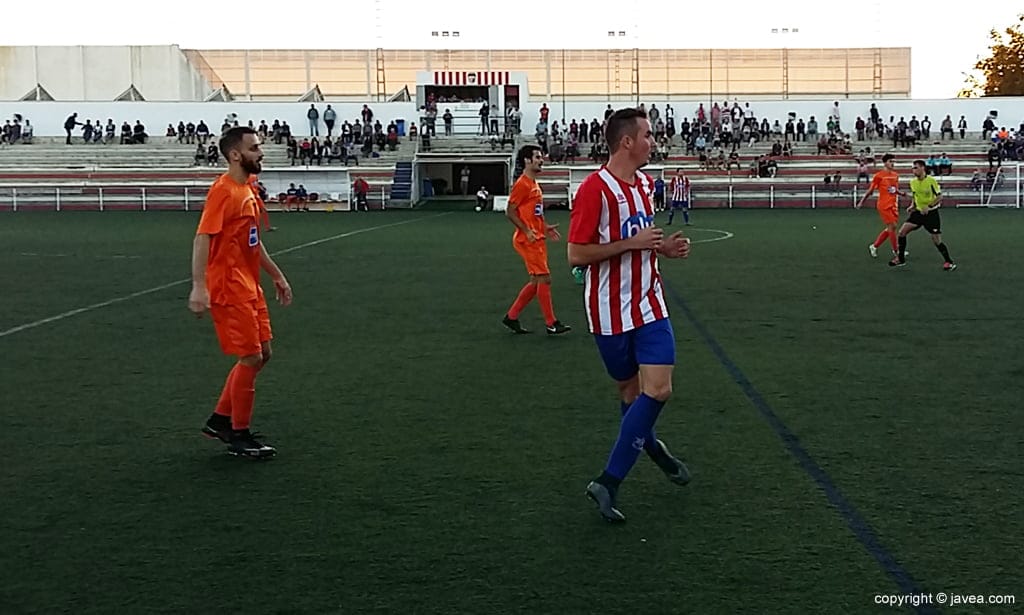 Rubén Ortolá frente a la Atzeneta UE