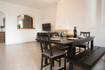 Sala de estar con chimenea Aguila Rent a Villa