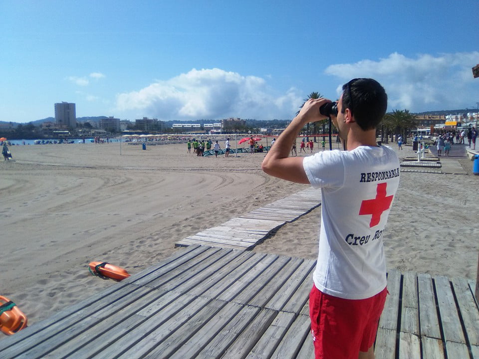 Los socorristas de la Cruz Roja vigilan la playa
