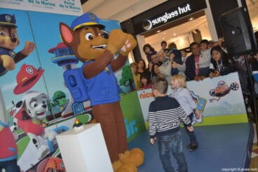Iluminación Navideña en Portal de la Marina – Chase saludando a unos niños