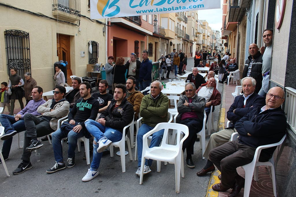 Aficionados a la pilota valenciana viendo una partida