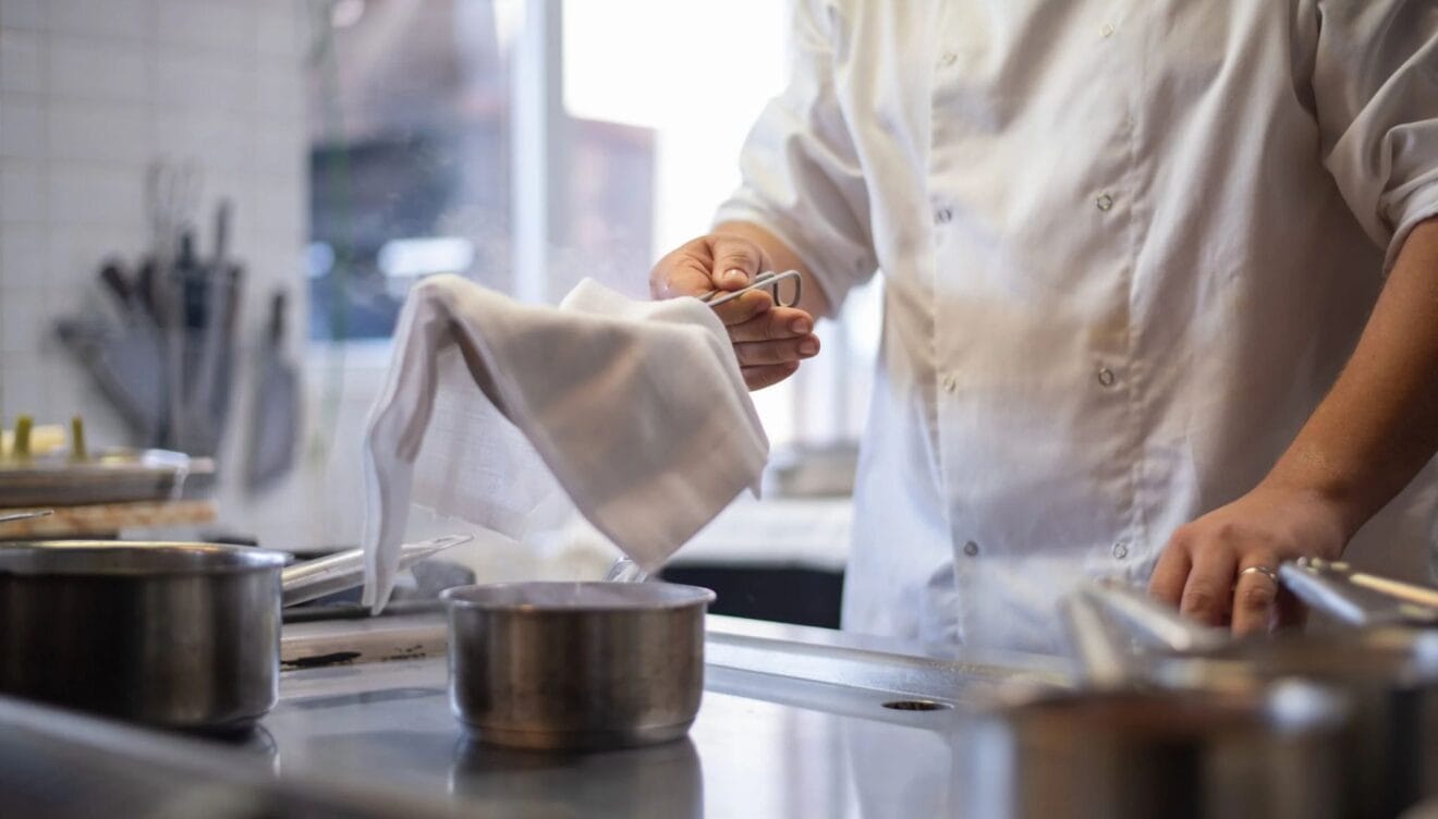 Cocina mediterránea con vistas al mar en un restaurante con historia
