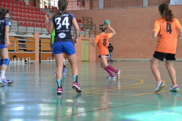 Dana Navarro circulando la pelota