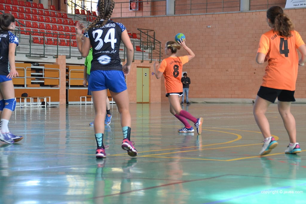 Dana Navarro circulando la pelota
